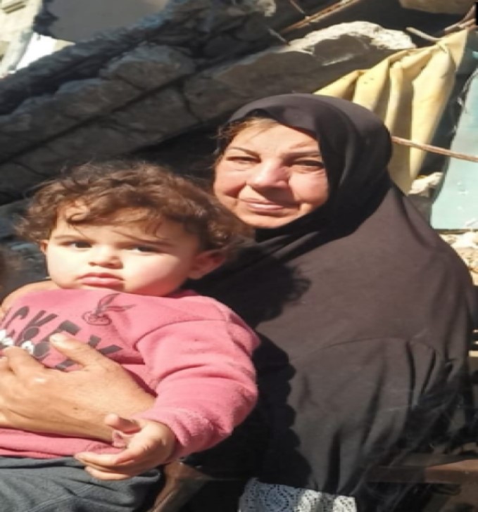 الطفلة سلام مع جدتها